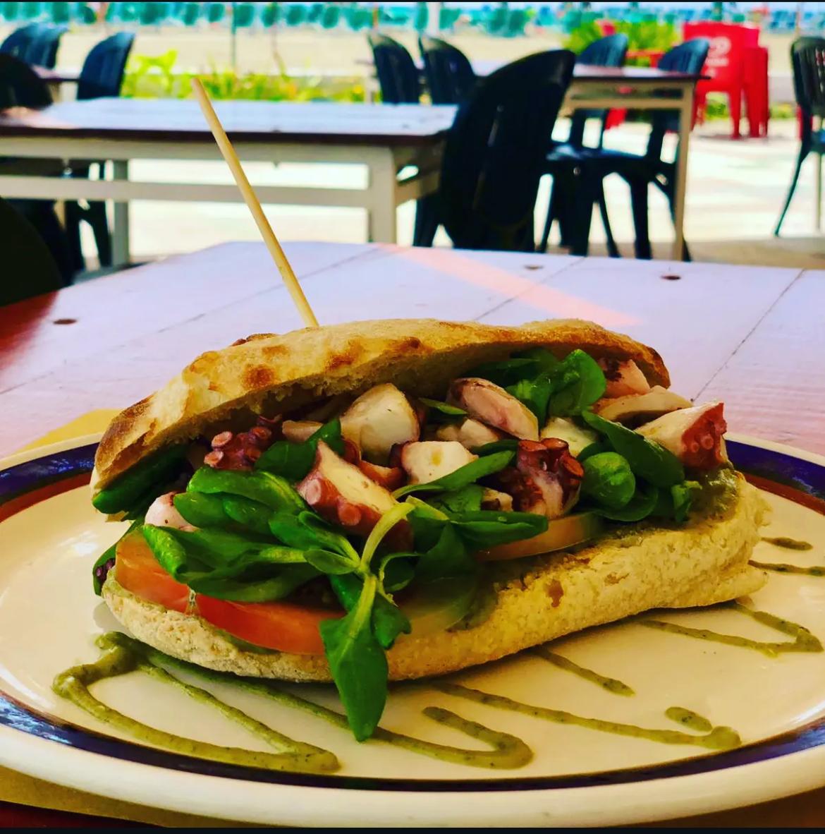 Panino con polpo e verdure