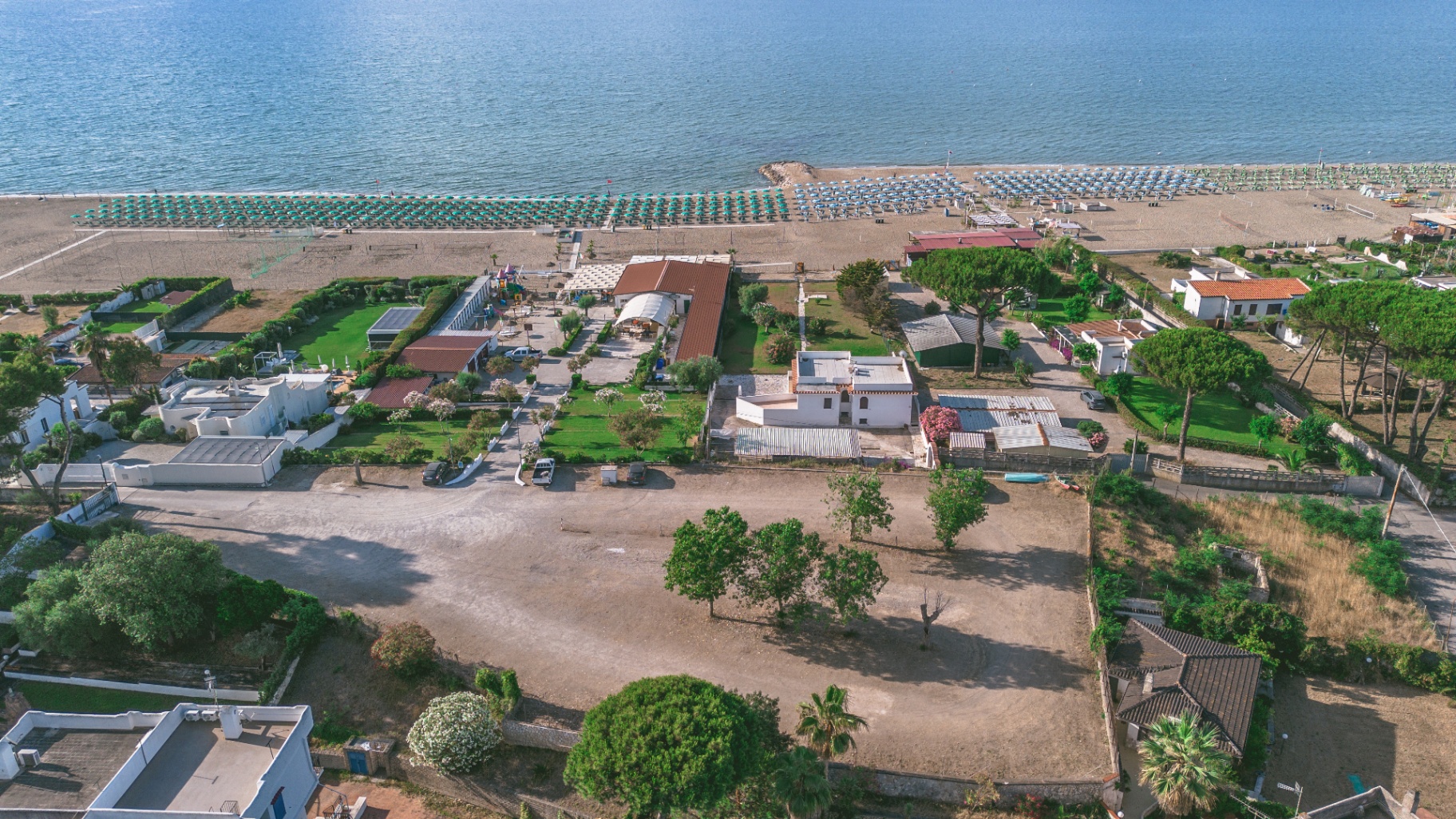 Vista aerea dello stabilimento e parcheggio