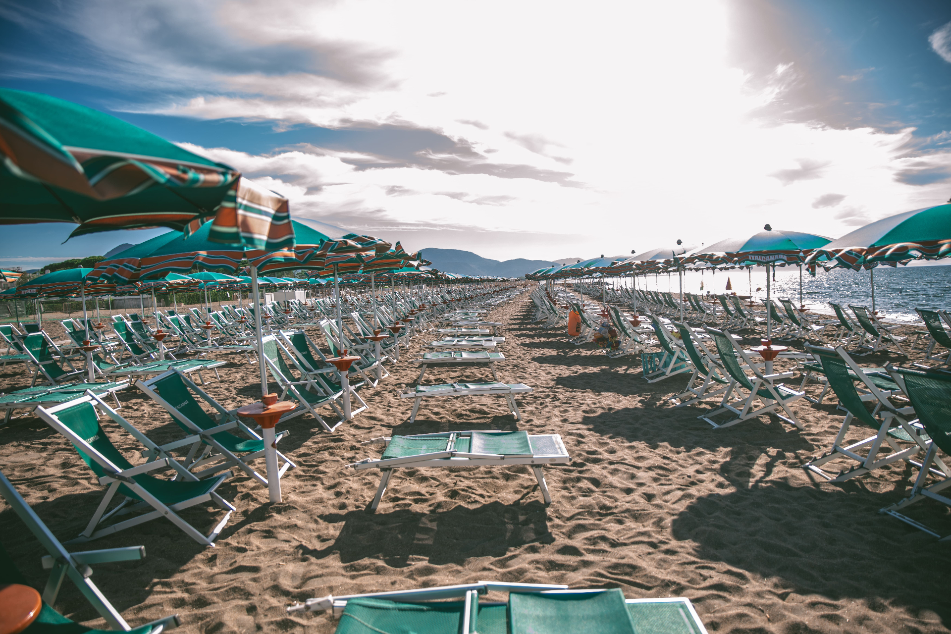 Lettini e ombrelloni in spiaggia